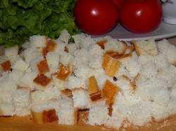 Салат с сухариками и помидорами без майонеза