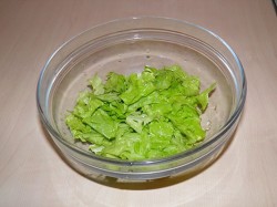 Салат с сухариками и помидорами без майонеза