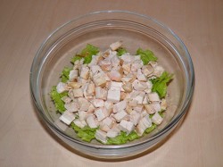 Салат с сухариками и помидорами без майонеза