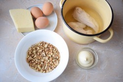 Салат с сыром грецкими орехами курицей