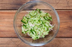 название картинки Салат с копченым сыром косичка