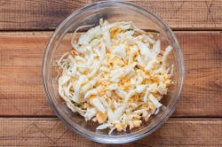 название картинки Салат с копченым сыром косичка