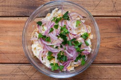 название картинки Салат с копченым сыром косичка