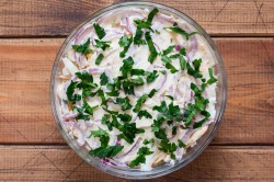 название картинки Салат с копченым сыром косичка