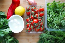 название картинки Салат с сыром моцарелла и помидорами черри