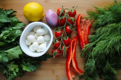 название картинки Салат с сыром моцарелла и помидорами черри