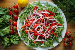 название картинки Салат с сыром моцарелла и помидорами черри