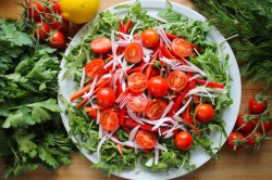 название картинки Салат с сыром моцарелла и помидорами черри