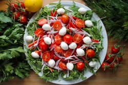 название картинки Салат с сыром моцарелла и помидорами черри