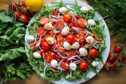 название картинки Салат с сыром моцарелла и помидорами черри