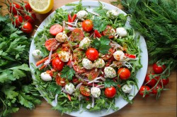 название картинки Салат с сыром моцарелла и помидорами черри