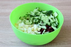 Салат с тунцом и красной консервированной фасолью