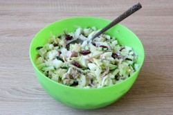 Салат с тунцом и красной консервированной фасолью