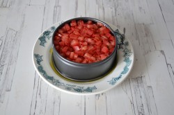 Итальянский салат с тунцом и помидорами