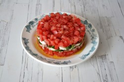 Итальянский салат с тунцом и помидорами