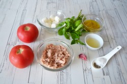 Итальянский салат с тунцом и помидорами