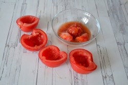 Итальянский салат с тунцом и помидорами