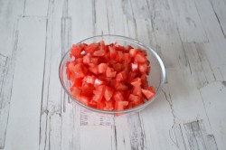 Итальянский салат с тунцом и помидорами