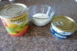 Салат с тунцом, кукурузой и майонезом на скорую руку - шаг 1