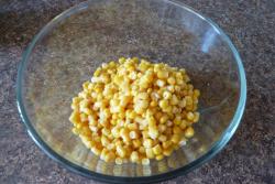 Салат с тунцом, кукурузой и майонезом на скорую руку - шаг 3
