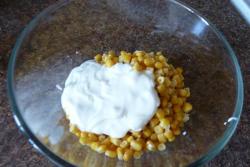 Салат с тунцом, кукурузой и майонезом на скорую руку - шаг 4