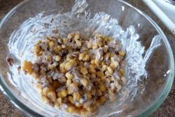 Салат с тунцом, кукурузой и майонезом на скорую руку - шаг 5