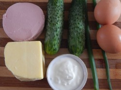 название картинки Салат с вареной колбасой, сыром и огурцом