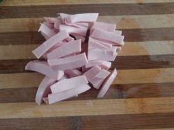 название картинки Салат с вареной колбасой, сыром и огурцом