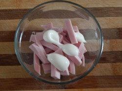 название картинки Салат с вареной колбасой, сыром и огурцом