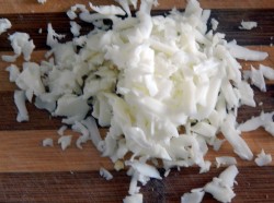 название картинки Салат с вареной колбасой, сыром и огурцом