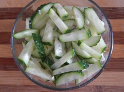 название картинки Салат с вареной колбасой, сыром и огурцом