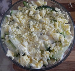 название картинки Салат с вареной колбасой, сыром и огурцом