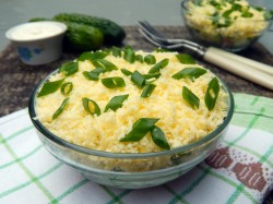 название картинки Салат с вареной колбасой, сыром и огурцом