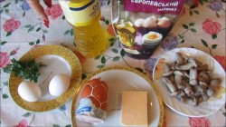 название картинки Салат с ветчиной, грибами, сыром и майонезом