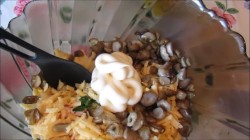 название картинки Салат с ветчиной, грибами, сыром и майонезом