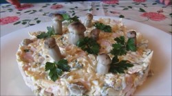 название картинки Салат с ветчиной, грибами, сыром и майонезом
