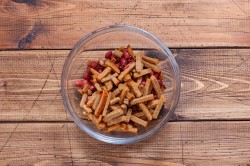 название картинки Салат с ветчиной и фасолью и сыром