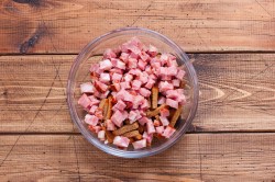 название картинки Салат с ветчиной и фасолью и сыром