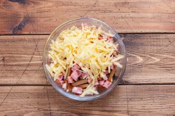 название картинки Салат с ветчиной и фасолью и сыром