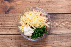 название картинки Салат с ветчиной и фасолью и сыром