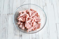 название картинки Салат с ветчиной помидорами и сыром