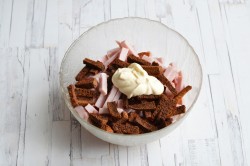 название картинки Салат с ветчиной помидорами и сыром