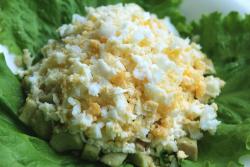 название картинки Салат с курицей виноградом и грецкими орехами