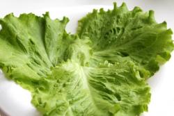 название картинки Салат с курицей виноградом и грецкими орехами