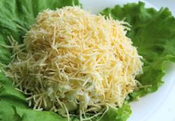 название картинки Салат с курицей виноградом и грецкими орехами