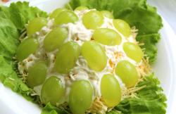название картинки Салат с курицей виноградом и грецкими орехами