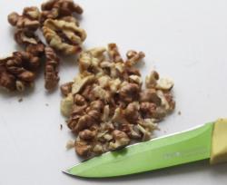 название картинки Салат с курицей виноградом и грецкими орехами