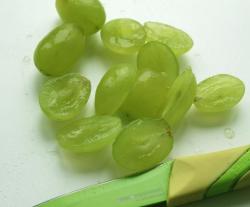 название картинки Салат с курицей виноградом и грецкими орехами