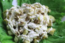 название картинки Салат с курицей виноградом и грецкими орехами