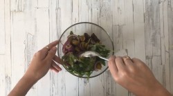 Салат с вялеными помидорами и рукколой